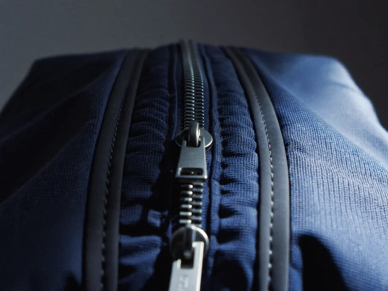 Nahaufnahme von robustem Ripstop-Nylon mit Reißverschluss und genähter Naht